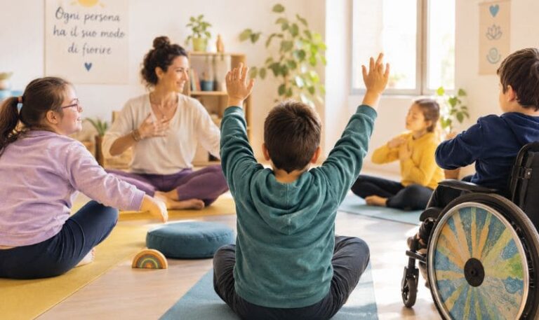Bambini con e senza disabilità partecipano a un’attività di yoga e respirazione su tappetini colorati, guidati da un’insegnante in classe