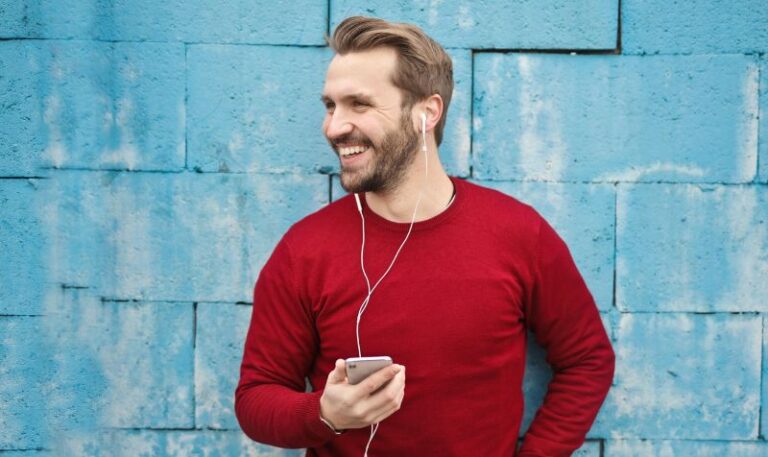 Uomo sorridente che esprime emozioni positive, simbolo di benessere emotivo e gestione dello stress.